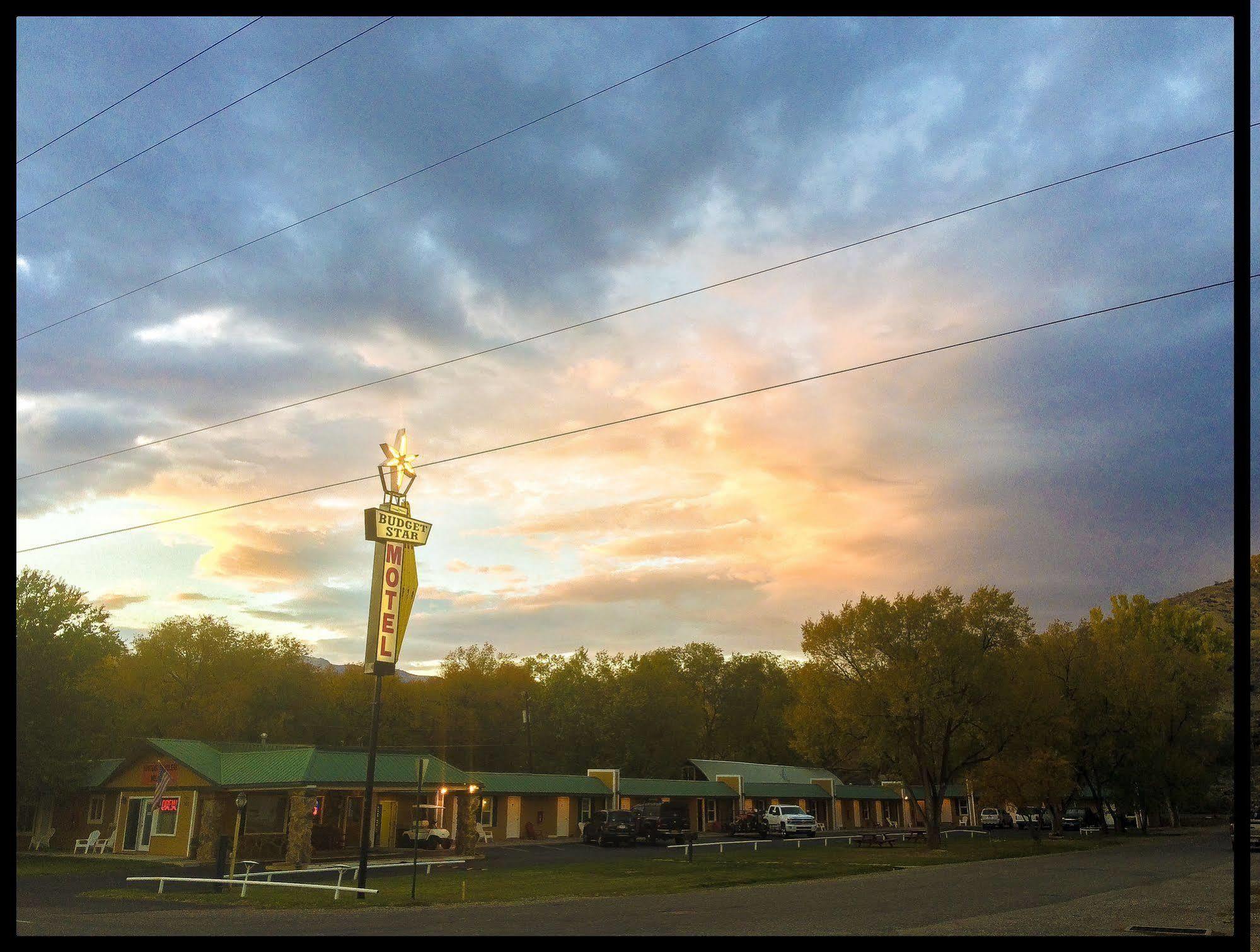 Western Star Inn Rifle Exterior photo