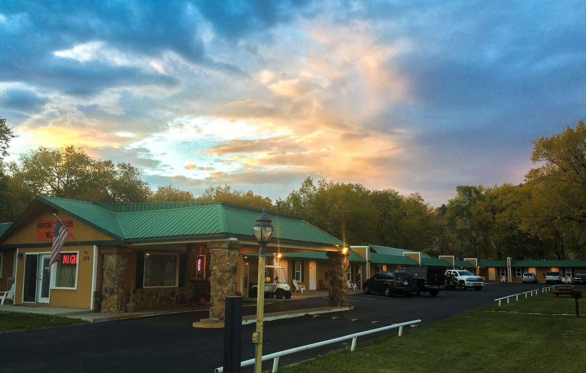 Western Star Inn Rifle Exterior photo